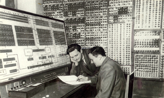 工程师Lev Dashevskii （右）和 Solomon Pogrebinskii 在MESM（МЭСМ，МалаяЭлектронноСчетнаяМашина，小型电子盘算机，于1950年开始运作。它大约有6000个真空管，消耗25千瓦的功率。它可以执行约3000每分钟操作次数。）