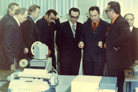 1980年，格鲁什科夫（中）在图拉与军用计算机系统的首席设计师们会面。