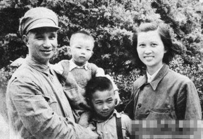 粟裕、楚青右一和儿子戎生、寒生1949年9月在上海