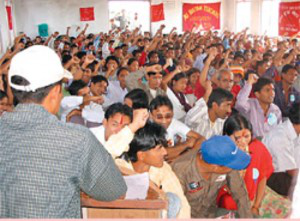 不丹共产党（马列毛）的干部在难民营的一次闭门集会上。