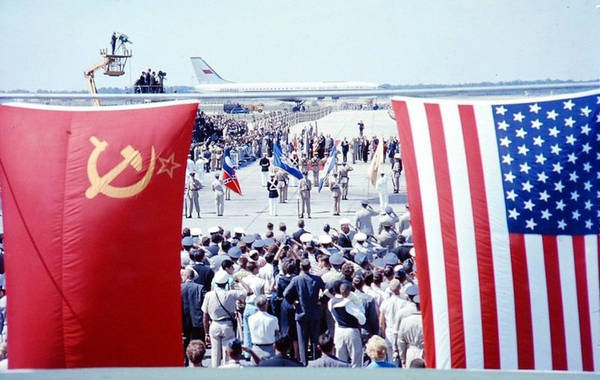 1959年9月15日至27日，赫鲁晓夫访问美国，这是苏联领导人对美国的第一次正式访问。苏联历史学家把这称为“惊动世界的13天”，并把这次访问定位为“历史上前所未有的胜利访问”。