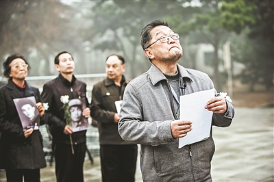 2014年3月28日，韩国移交437具志愿军烈士遗骸，康明在陵园祭奠供图/视觉中国