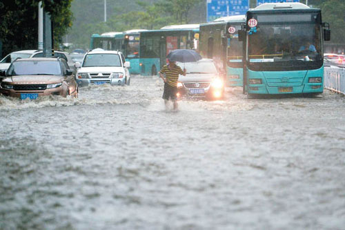 深圳因地下水管问题多多，每逢暴雨都会造成多处积水。（香港《东方日报》网站）
